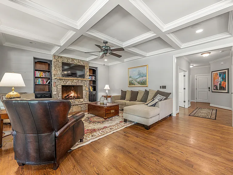 405 Pondview Ct — Photo 9