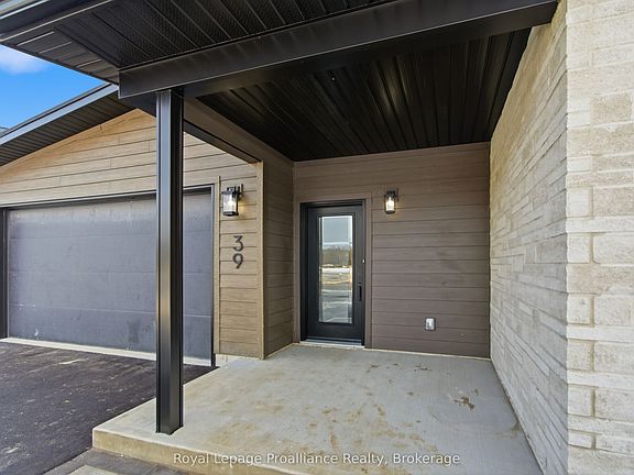4th image of 39 Fraser Dr