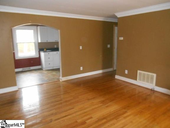 3rd image of 210 Derwood Cir