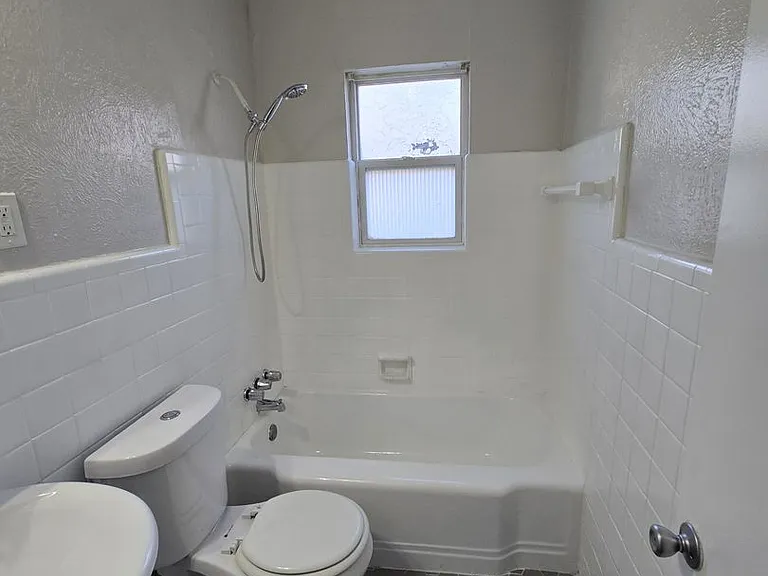 Upgraded Apartments In Arlington Heights! — Photo 16