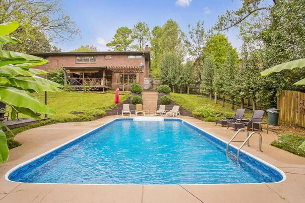 5 bed, 2572 sqft, $4,200 — Photo 1