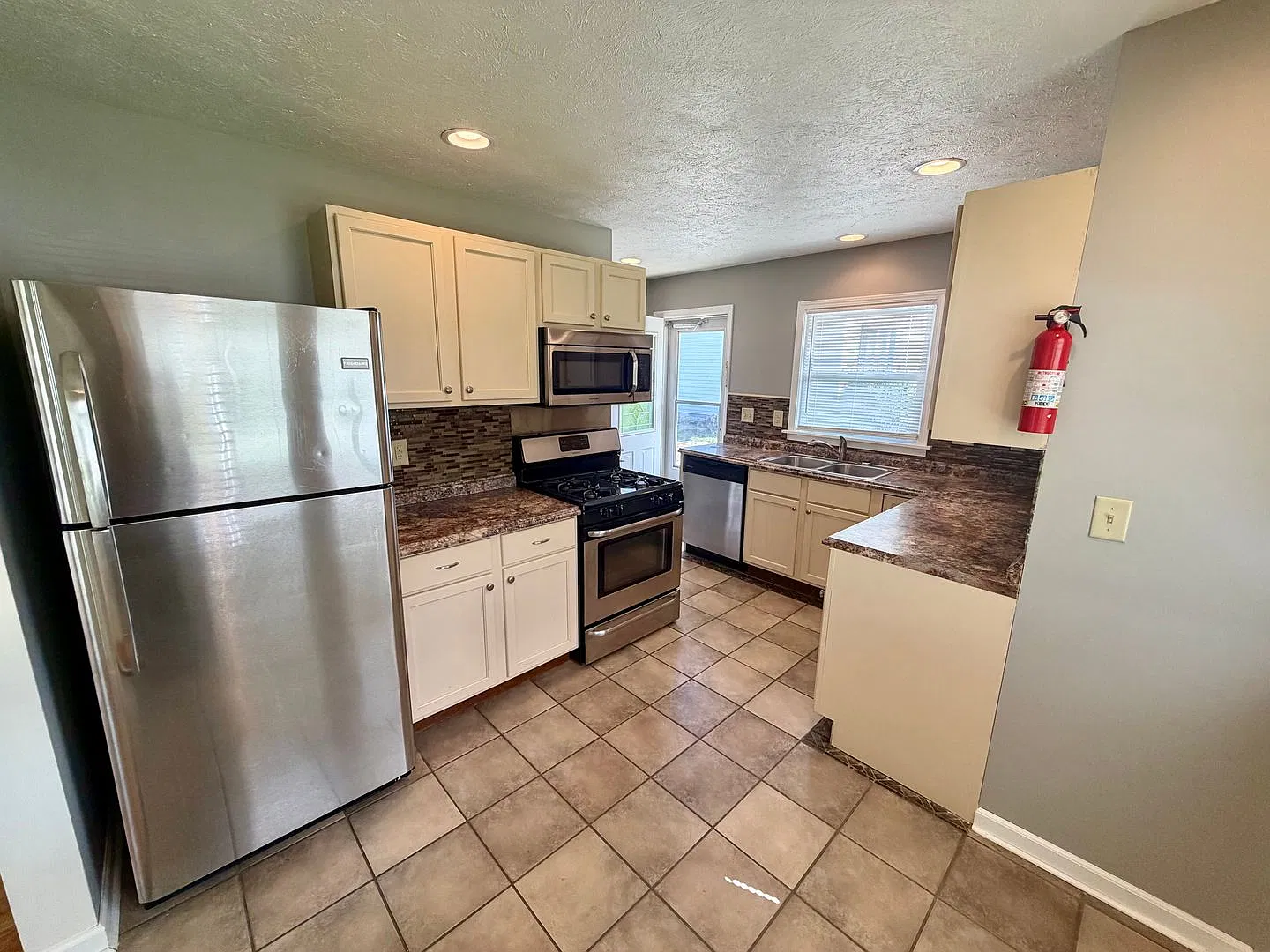 Charming 2 Bedroom 2 Bathroom House! — Photo 2