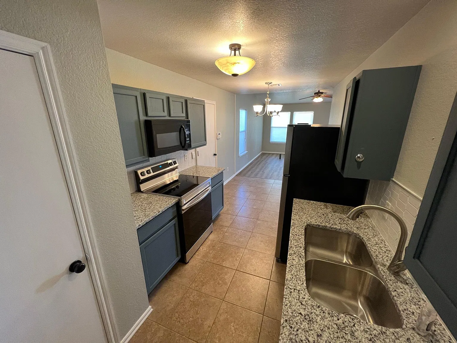 2 bed, 952 sqft, $1,350 — Photo 2