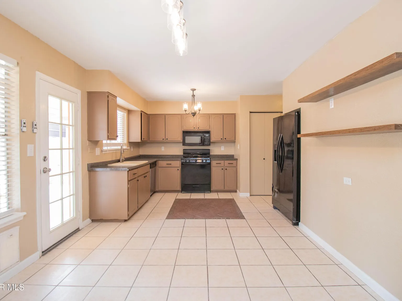 2 bed, 2.0 bath, 1350 sqft, $1,600 — Photo 3