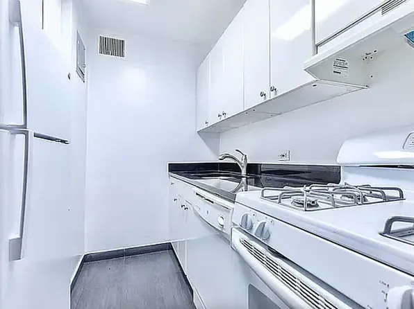 330 East 46th Street image 3 of 7