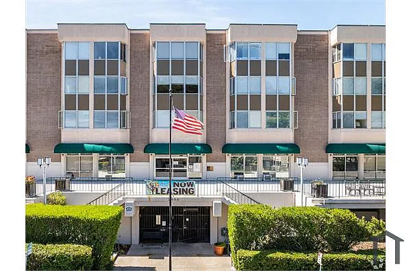 Building Photo - 2400 Carlmont Dr