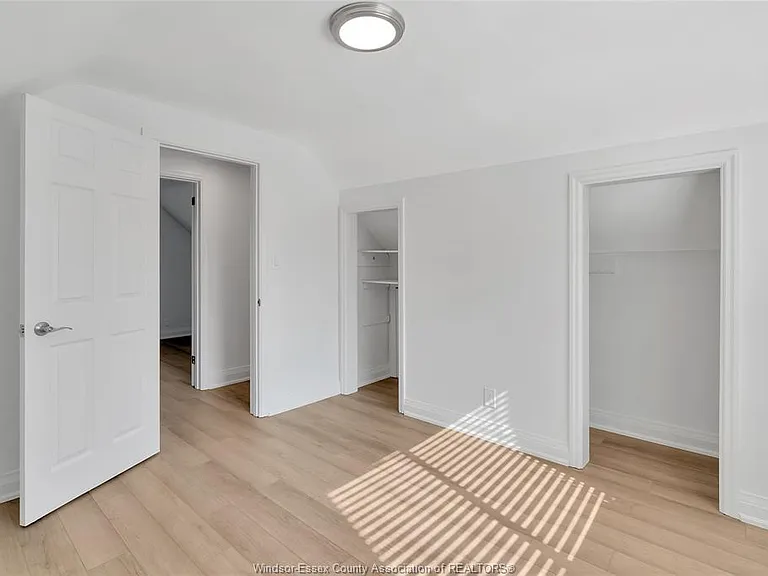 6633 Wyandotte St E — Photo 12