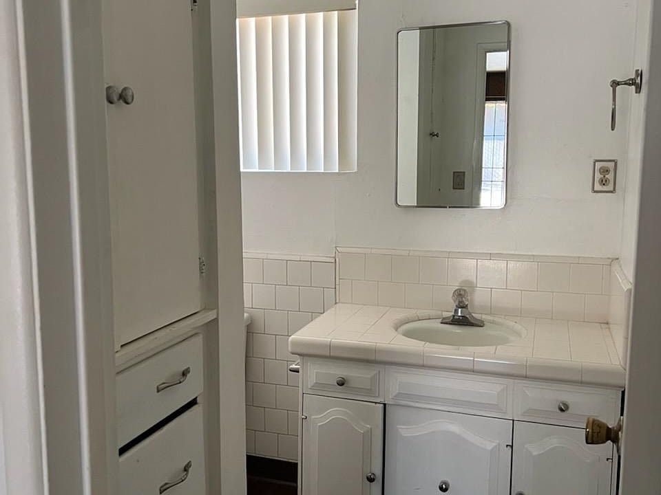 1st image of 553 1/2 Orange Ave