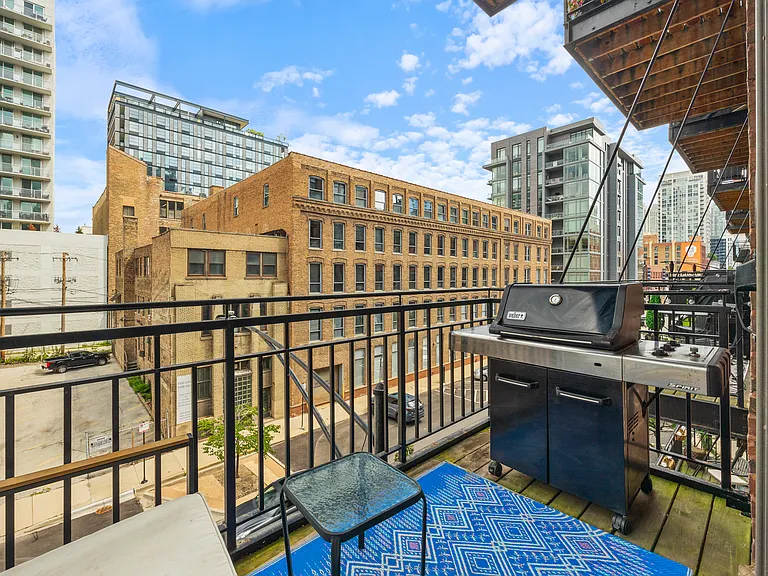 375 W Erie St #303 — Photo 7