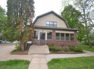 621 W 1st St, Chaska, MN 55318