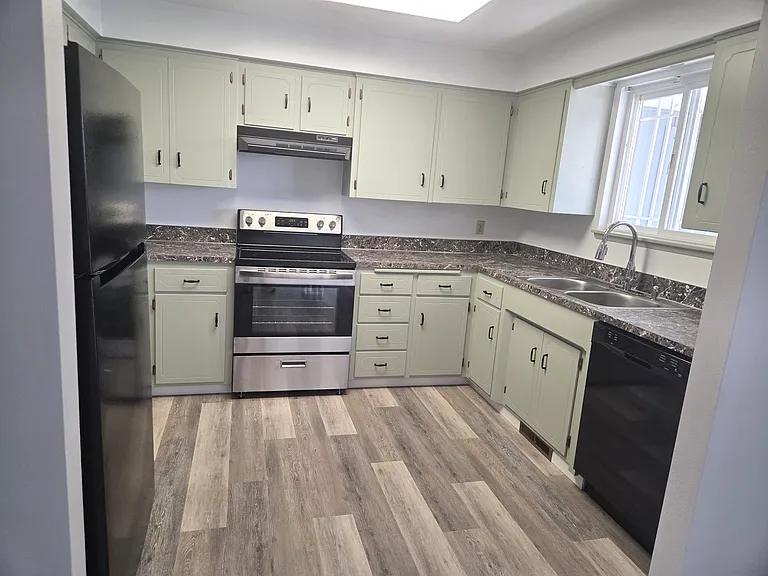 7002 1/2 Maclaren Way #1 — Photo 2