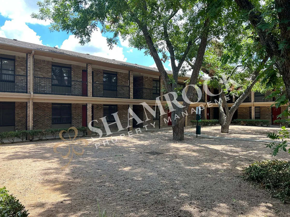 Photo 2 of 13 - 1421 S 12th St #203 - Waco, TX Building Photo - 1421 S 12th St #203