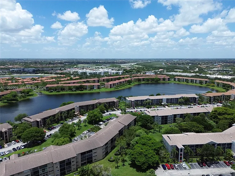 12500 SW 5th Ct #307M — Photo 2