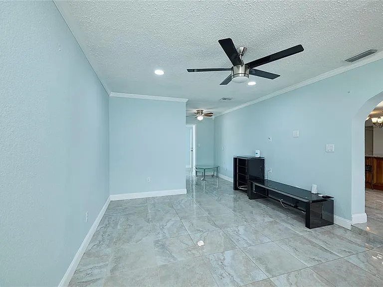 6804 N Hubert Ave — Photo 14