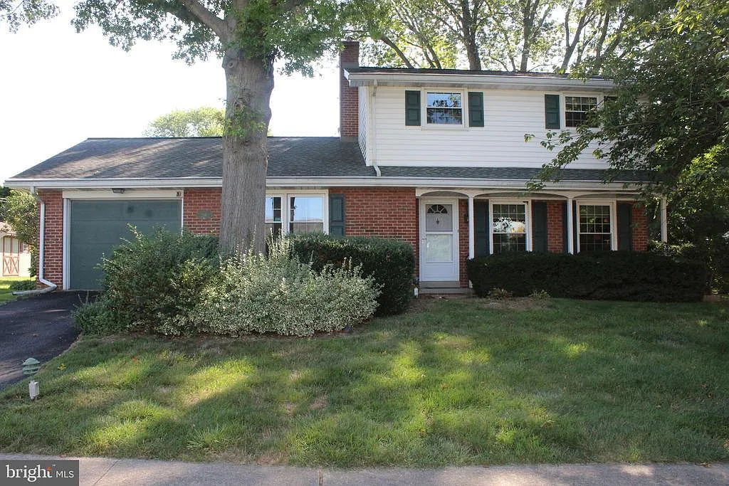 2141 Kentwood Dr photo 1