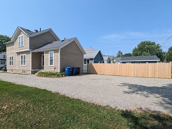 2nd image of 832 Frederick St