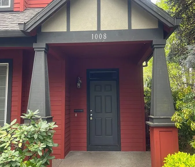 1008 SE Bacarra St — Photo 3