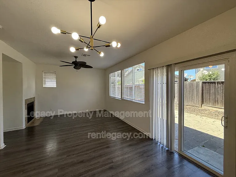 1552 Bailey Dr — Photo 12