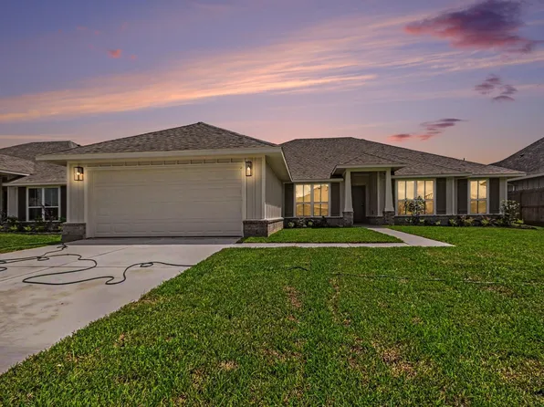 724 Greystone Ln, Angleton, TX 77515