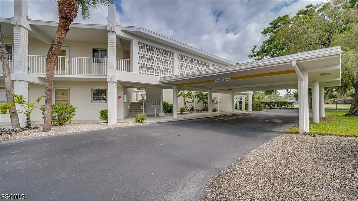 2 bed, 1.0 bath, 902 sqft, $1,100 — Photo 1