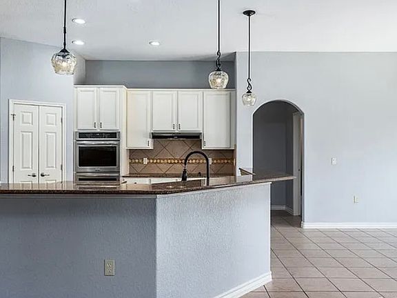 Kitchen to breakfast nook