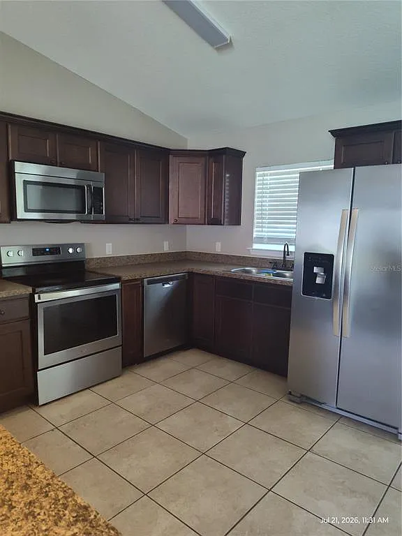 3 bed, 2.0 bath, 1352 sqft, $1,700 — Photo 2