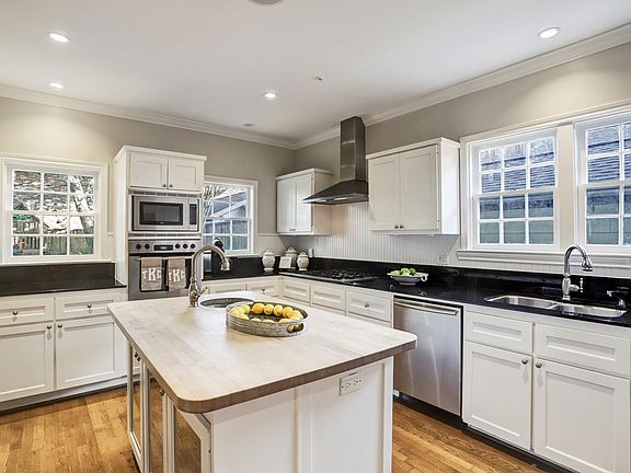 3rd image of 2123 Dunstan Rd