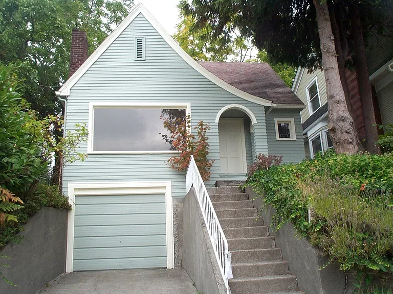 316 NE Longwood Pl — Photo 1