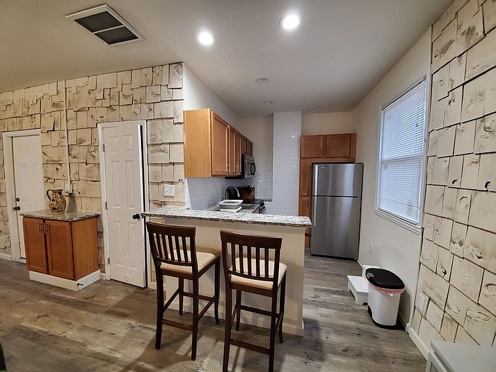 1st image of 2226 Knickerbocker Dr #1