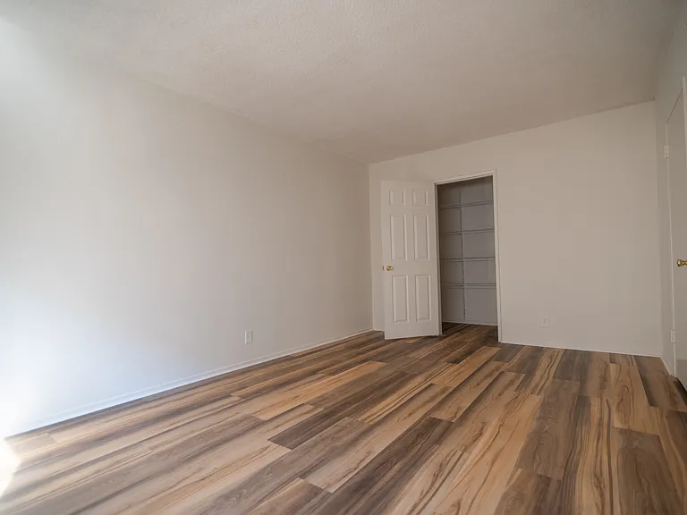 Vine Street Apartments — Photo 8