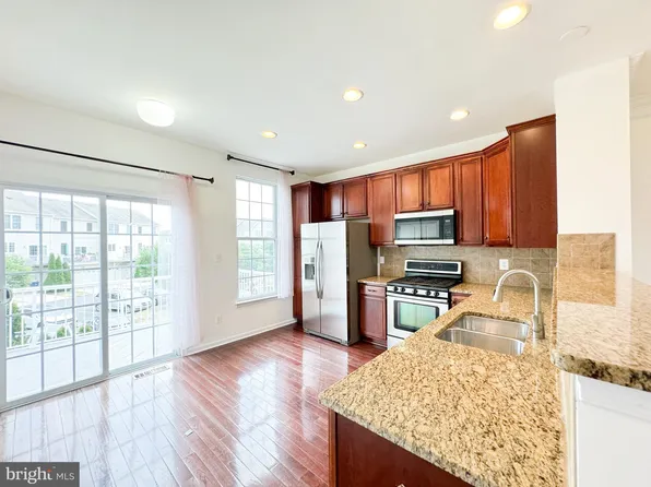 42864 Alumni Ter, Chantilly, VA 20152