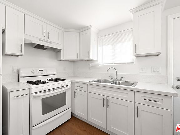 3rd image of 117 S Hayes Ave