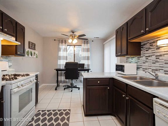 4th image of 218 Hawthorne Ct