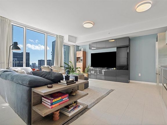 3rd image of 1040 Biscayne Blvd APT 3908