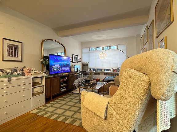 5th image of 10 W 74th St APT 1C