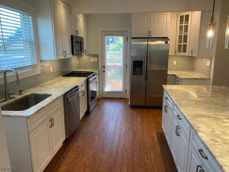 3 bed, 2.0 bath, $4,000 — Photo 3