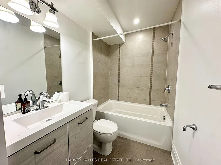 543 Palmerston Blvd #2 — Photo 16