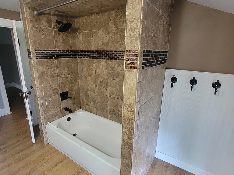 437 E Doty Ave — Photo 32