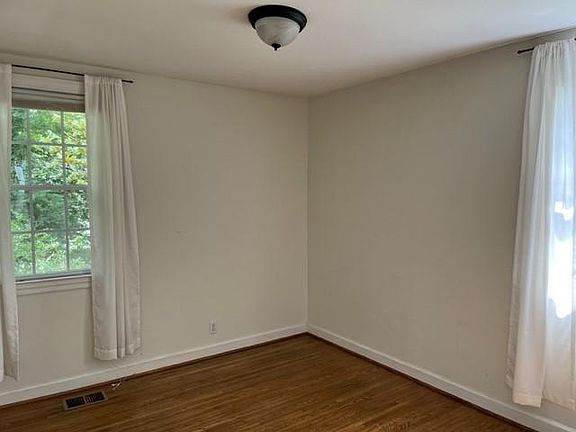 5th image of 4004 Cambridge Ave #4004