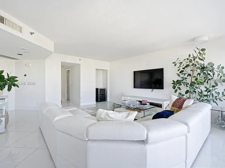 1000 W Island Blvd #2806 — Photo 3