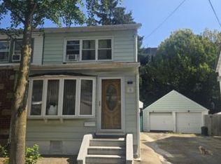 5 Pearce Pl, Great Neck, NY 11021