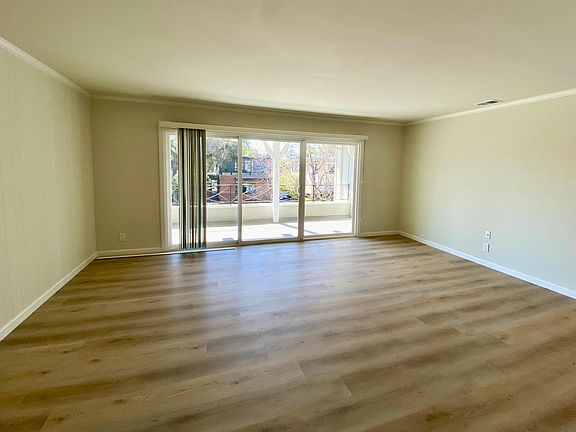Living Room Wit Balcony