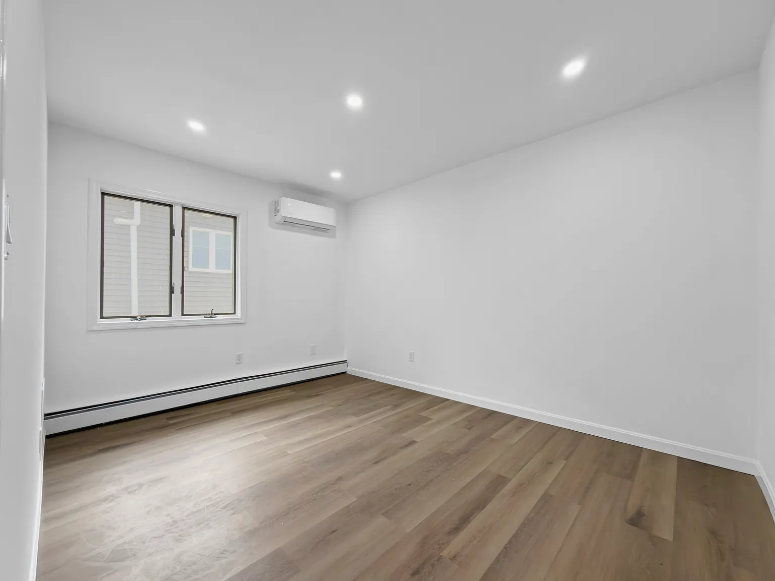 3 bed, 1.5 bath, 1411 sqft, $4,000 — Photo 4