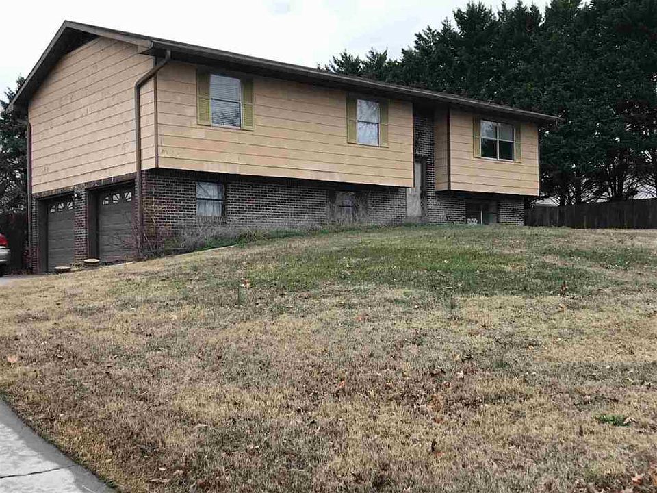 2nd image of 733 Diamond Ridge Dr NE