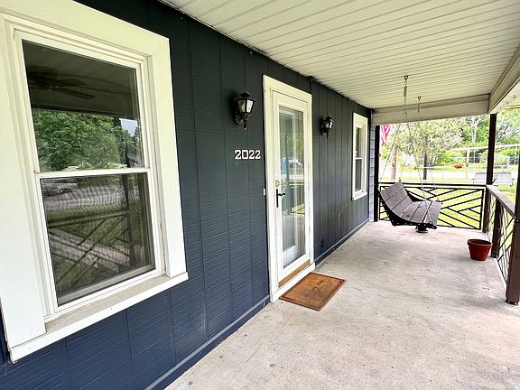 3rd image of 2022 S Rosemont Ave