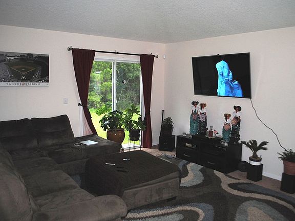 4th image of 8585 Meadow Springs Dr