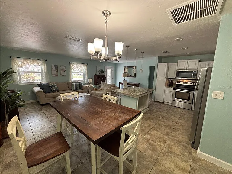 1008 Estremadura Dr — Photo 9