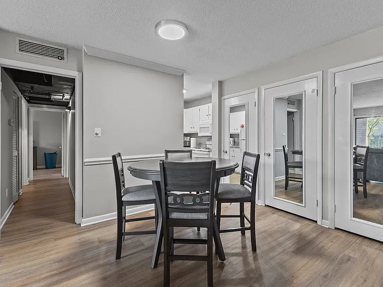 1100 Clarendon St #204 — Photo 8
