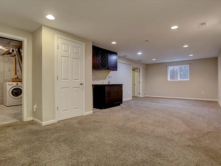 10701 Hobbit Ln — Photo 32