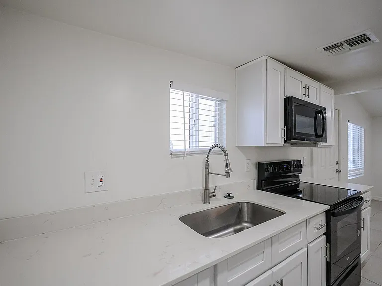 2721 E Willetta St #C — Photo 8